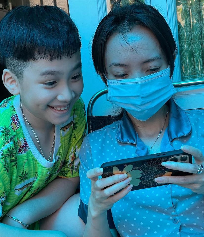 Sao Việt 24h: Hoa hậu H'hen Niê livestream bán hàng nông sản ủng hộ bà con miền Nam, Ngọc Trinh tung bộ ảnh không với bộ đầm xuyên thấu không nội y khiến dân tình 'lác mắt' - Ảnh 3